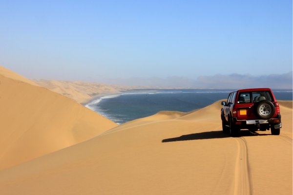 4x4 auto bij de kust van Swakopmund in Namibië