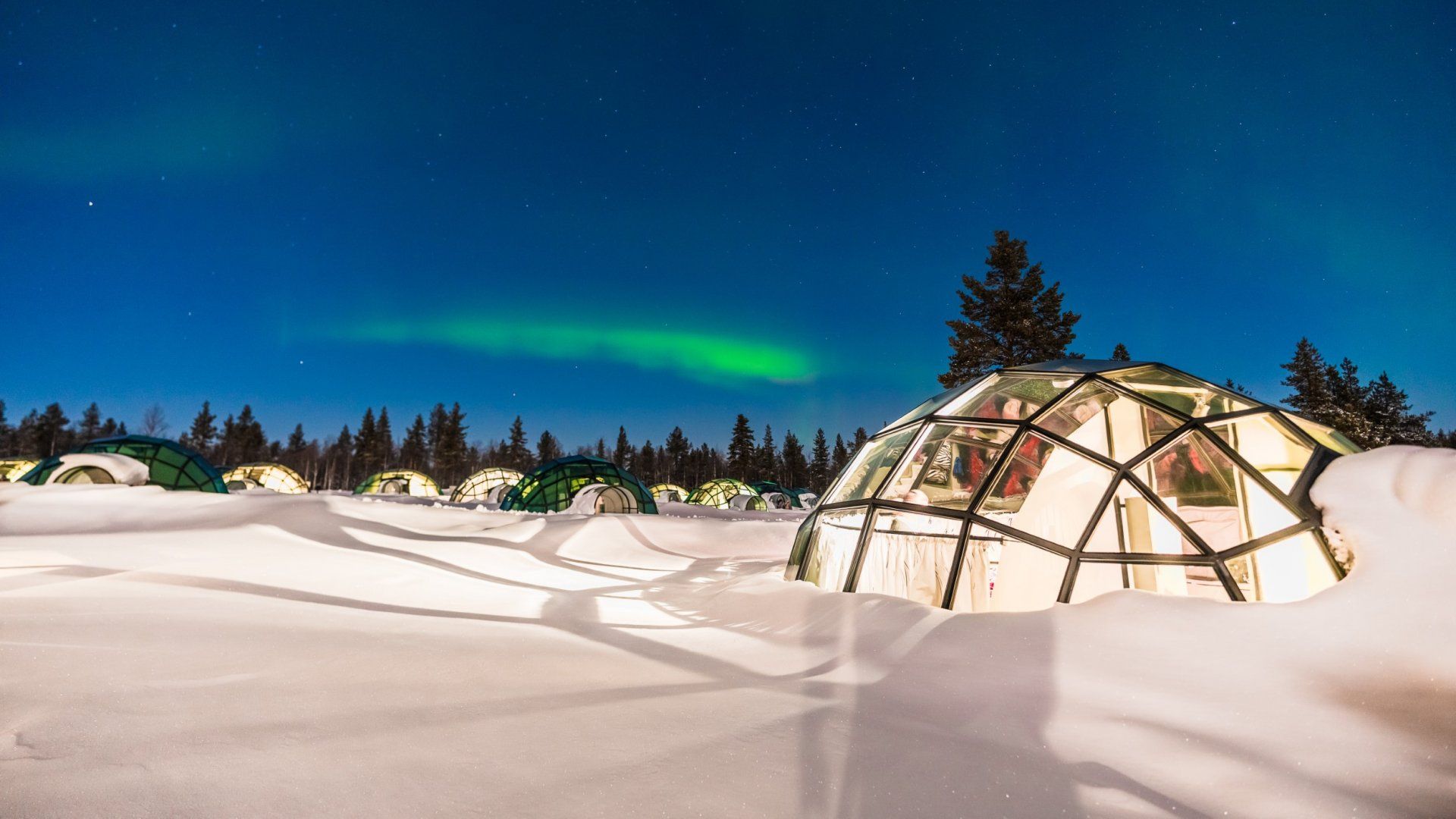 Glazen iglo in Lapland met uitzicht op noorderlicht tijdens rondreis in Rovaniemi