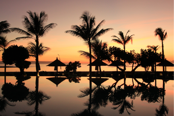Prachtige luch met zonsondergang op kuta beach in bali