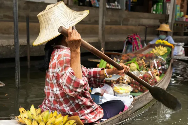 Traditionele longtailboot op de beroemde kanalen van Bangkok