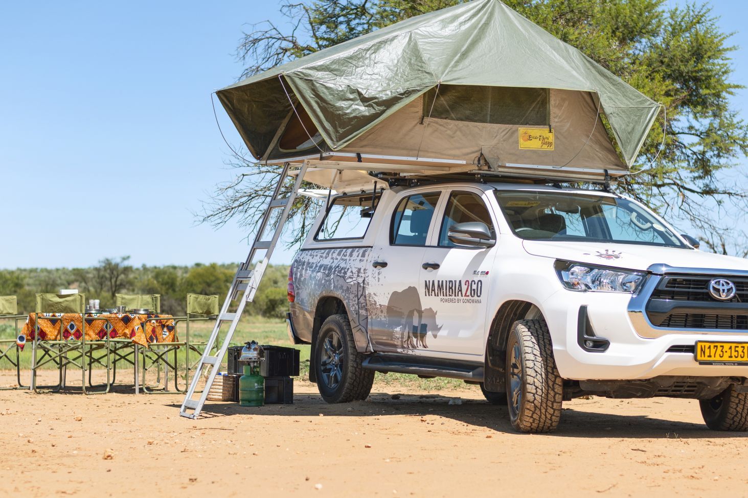 Budget Toyota Hilux 4×4 met rooftop tent, ideaal voor avontuurlijke kampeerreizen door Namibië
