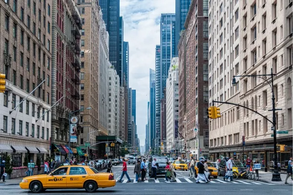 Gezellige straat in Little Italy New York met restaurants, terrassen en Italiaanse vlaggen