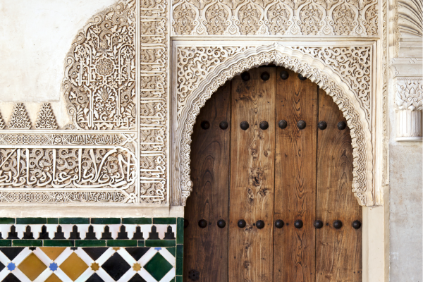 Gedetailleerde Moorse deur van het Alhambra in Granada met authentieke ornamenten
