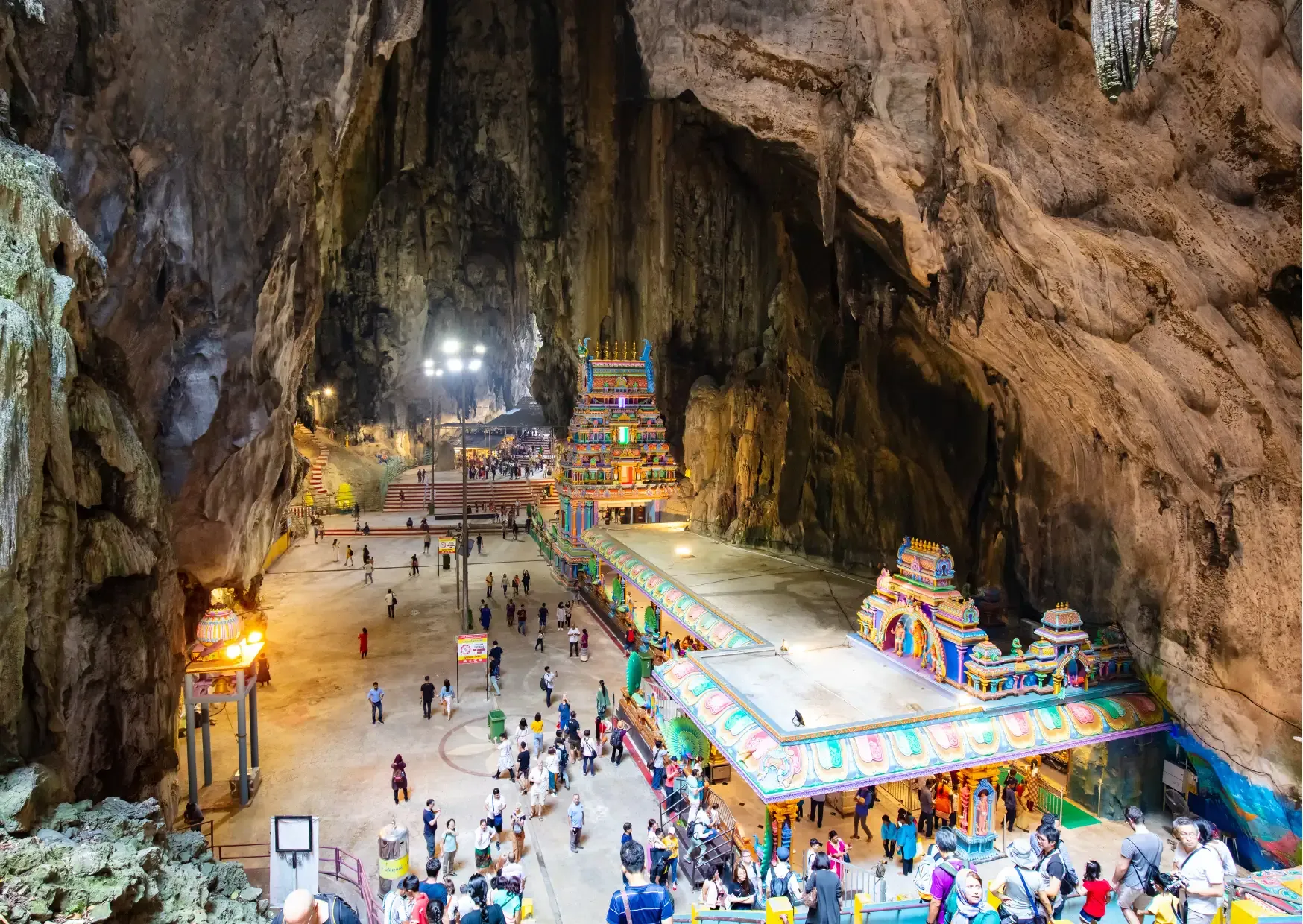 Kleurrijke hindoetempels in de kalksteengrot van de Batu Caves bij Kuala Lumpur