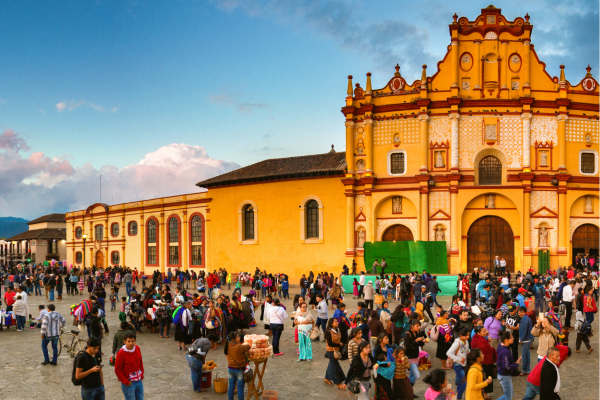 San Cristobal - “Kathedraal van San Cristóbal met pleintje vooraan.”