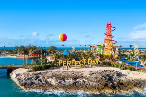 Luchtballon boven Perfect Day at CocoCay met uitzicht op het eiland en de oceaan