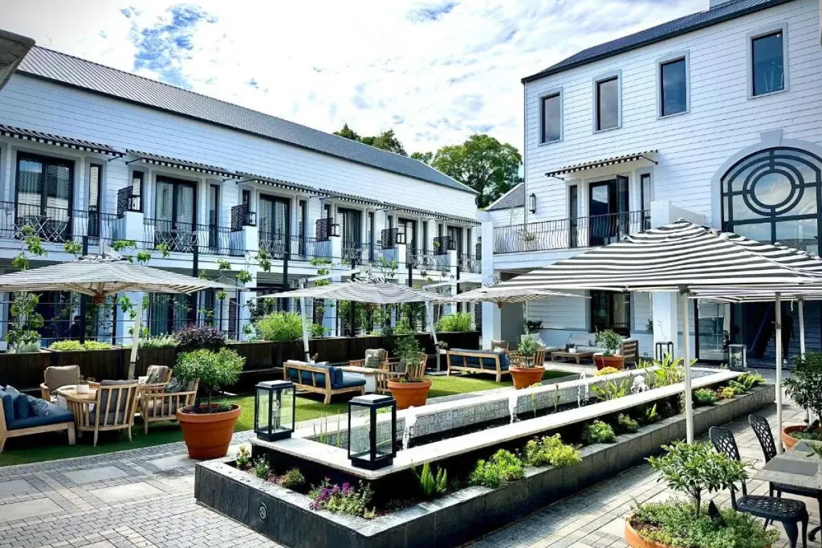 Stijlvolle binnenplaats en terras van The Weinberg in Windhoek