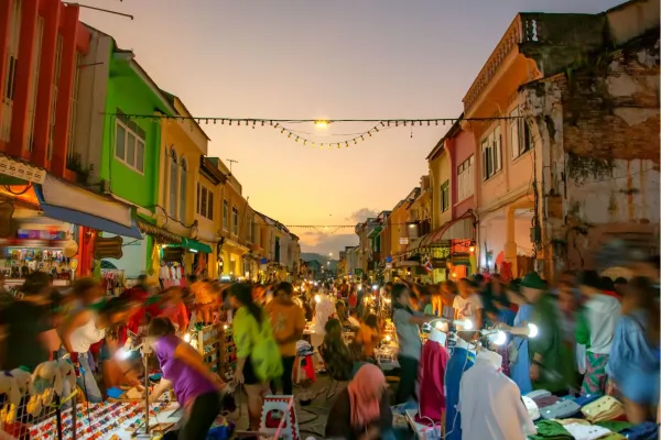 Sfeervolle night market met streetfood in Phuket Thailand