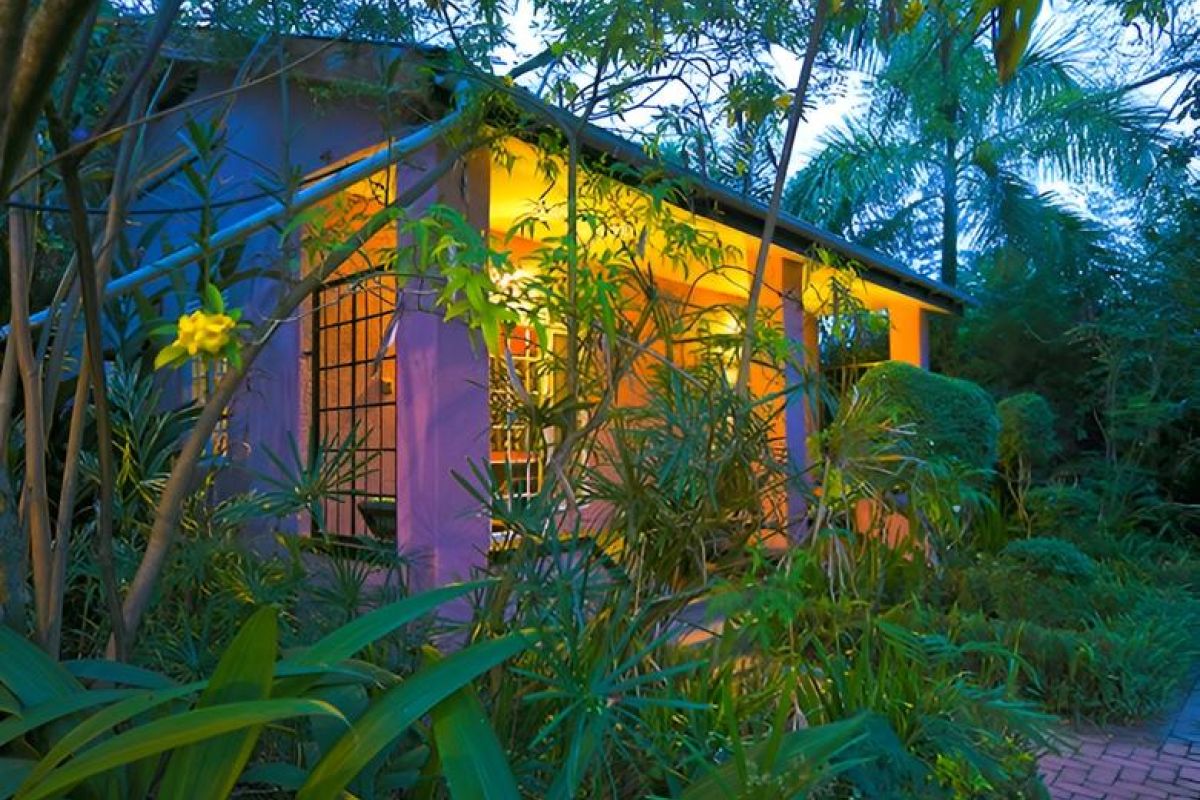 Tropische tuin met zwembad bij The Boma Hotel Entebbe.