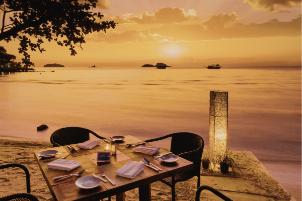 Diner bij zonsondergang in een lodge tijdens een rondreis door Namibië