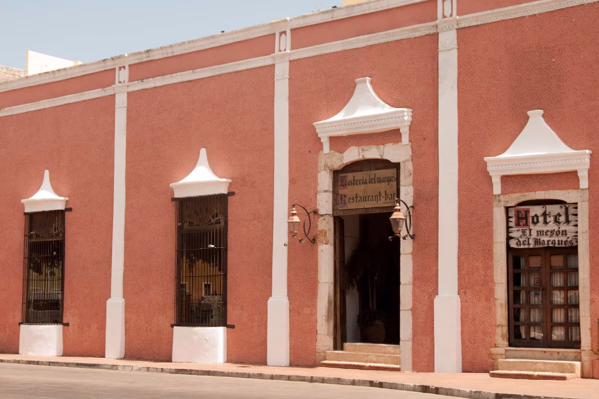 Koloniaal hotel Mesón de Marqués met kleurrijke Yucatán-architectuur