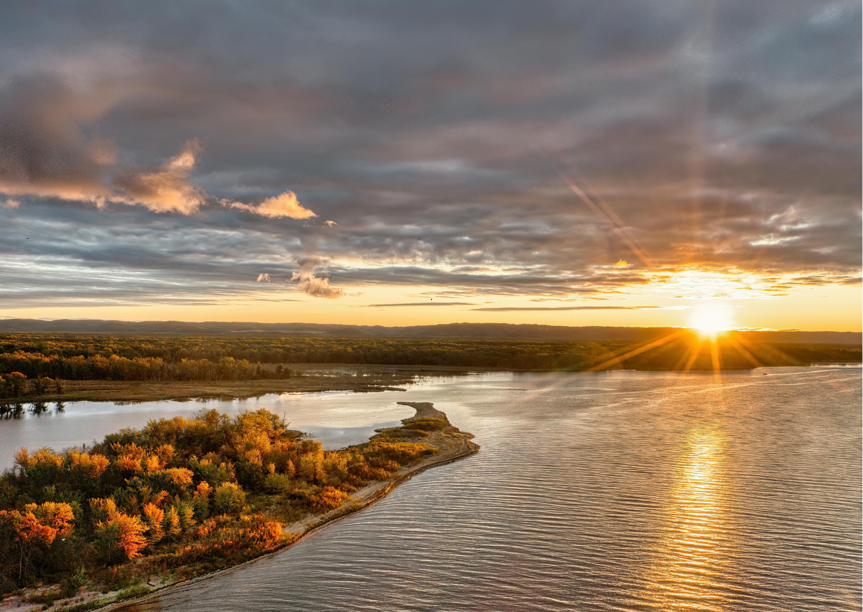 De Cuyabeno-rivier in de Amazone van Ecuador, slingert door dicht tropisch regenwoud en vormt het hart van het jungle-ecosysteem.