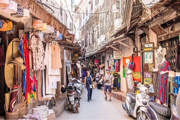 Historische straat van Stone Town met kalkstenen muren en traditionele balkons
