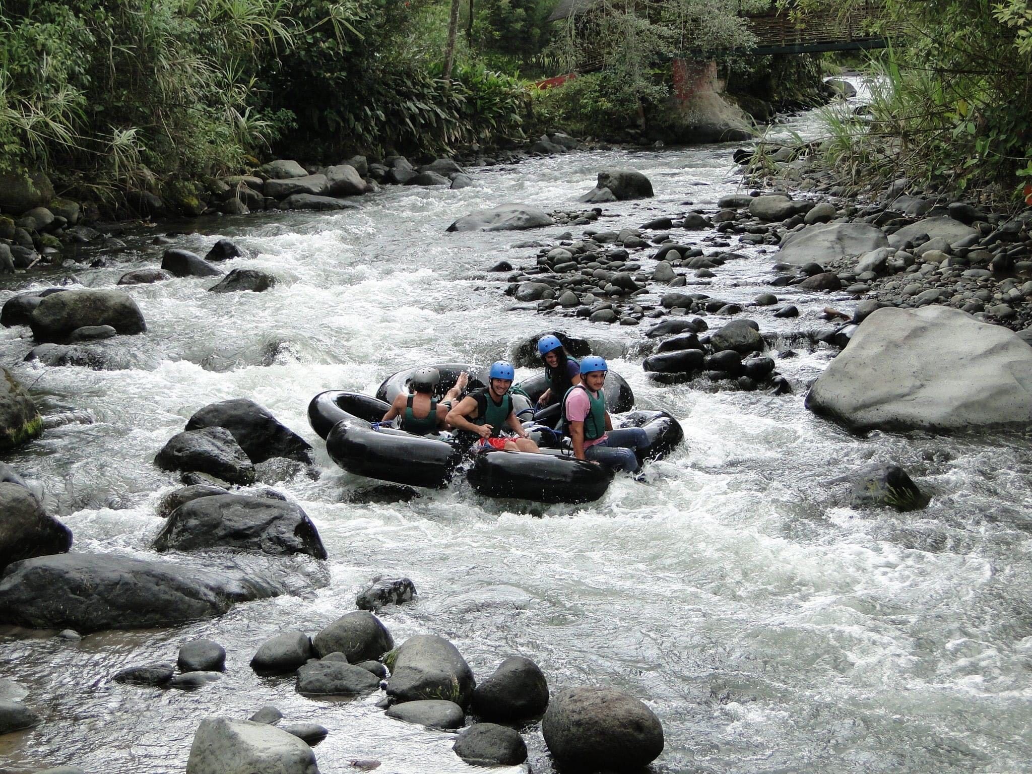 Tubing op de rivier in Mindo, een actieve outdoorervaring midden in het groene nevelwoud van Ecuador.