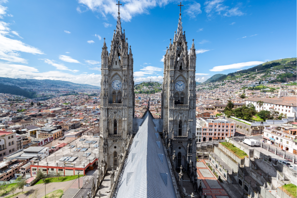Stadsbeeld van Quito, gelegen in de Andes, met een mix van historische wijken en moderne stadsdelen.