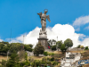 Het iconische beeld van de Maagd van El Panecillo hoog boven Quito, met panoramisch uitzicht over de stad en het Andesgebergte.