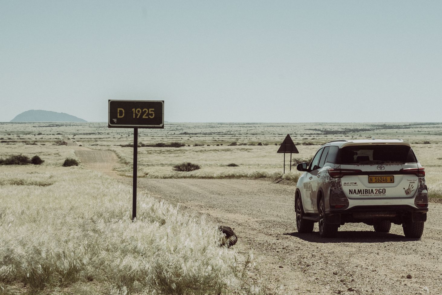 Toyota Fortuner 4×4 SUV met hoge bodemvrijheid, ideaal voor gravelwegen en nationale parken in Namibië