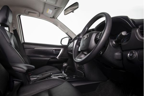 “Betrouwbare Toyota Fortuner 4x4 SUV voor selfdrive reizen door Namibië en Botswana.”control en ruime cabine voor 5 personen