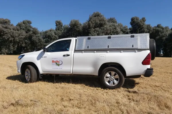Toyota Hilux Single Cab 4×4 met grote laadbak, geschikt voor meerdere koffers en outdoorbagage