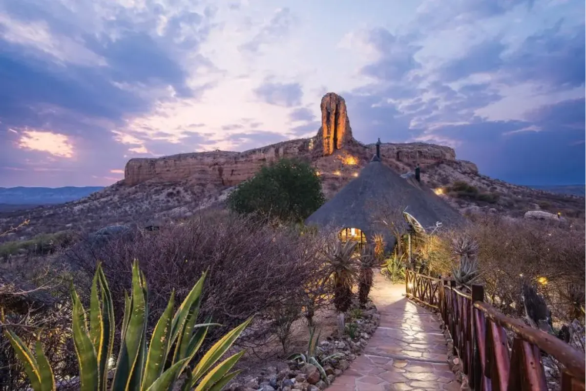 Vingerklip Lodge met de markante rotsformatie in Damaraland