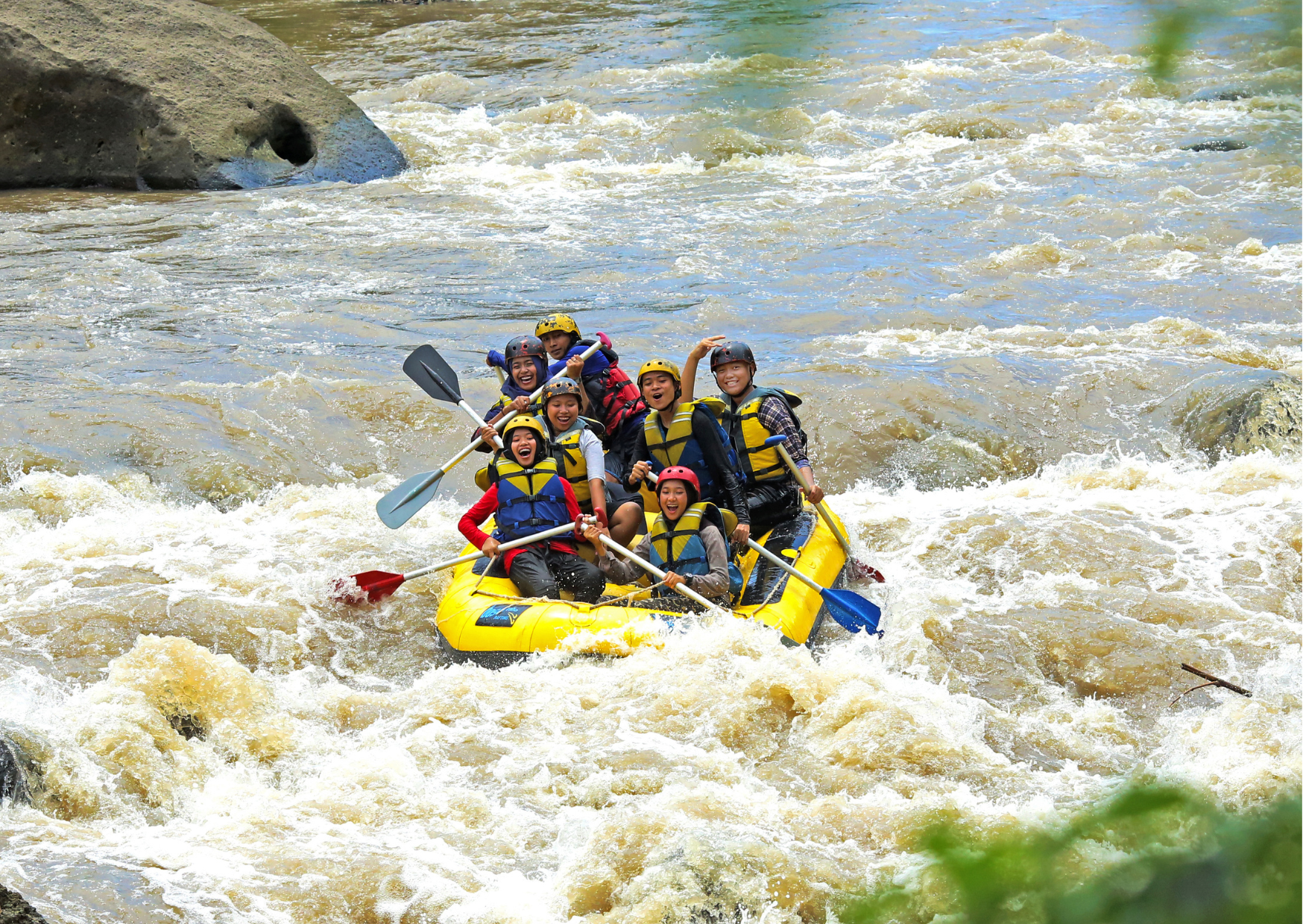 Raften op de Ayung River tussen groene junglekampen in Ubud