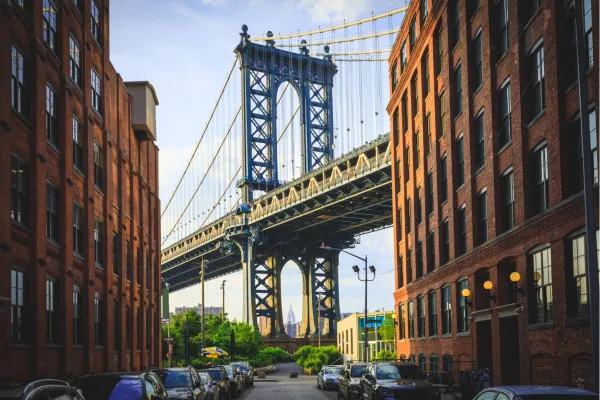 Straatbeeld van Manhattan met gele taxi's en hoge gebouwen in New York City