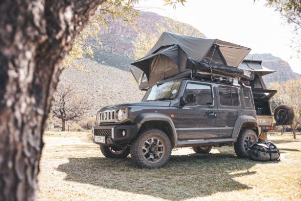 Krachtige Toyota Hilux 4×4 equipped model voor avontuurlijke selfdrives met daktent en kampeeruitrusting