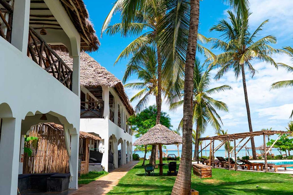 Buitenaanzicht van Nest Style Zanzibar kamers met rieten dakjes en tropische beplanting