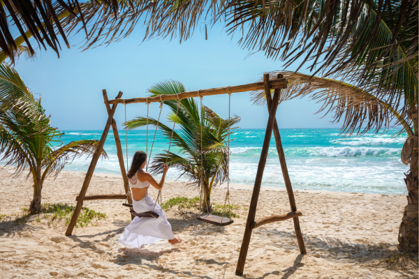 Tulum strand met wit zand en turquoise Caribische Zee aan de Riviera Maya, Mexico