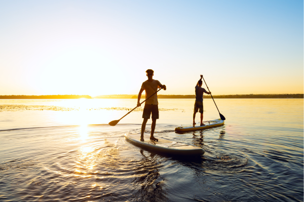 Bali_Sup in avondlicht op rustig water
