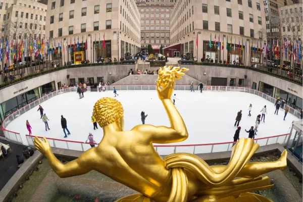 Rockefeller Center in Manhattan New York met de bekende plaza en omringende wolkenkrabbers