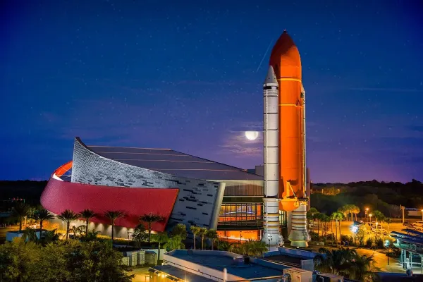 Raket en bezoekers bij het Kennedy Space Center Visitor Complex in Florida