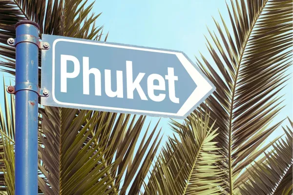 Bekend Phuket naambord met uitzicht over Thailand