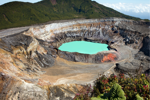 Poás Vulkaan met turquoise kratermeer in Poás Volcano National Park tijdens een rondreis Costa Rica.