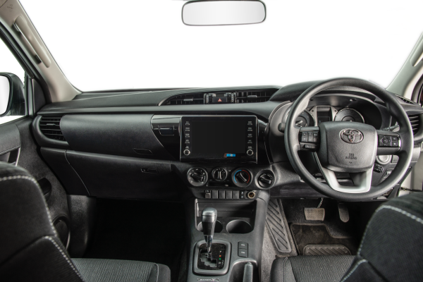 Interieur van Toyota Hilux Double Cab Budget met vier zitplaatsen voor selfdrive reizen.