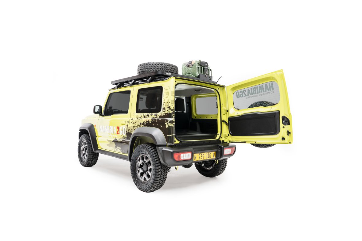 Suzuki Jimny 3-deurs 4x4 zonder daktent in nationaal park in Botswana.