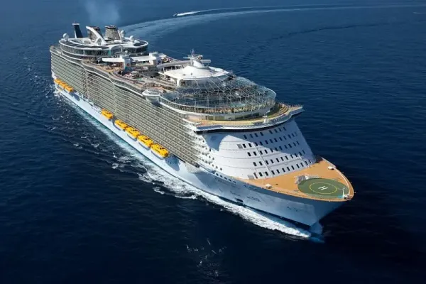 Interieur van de Oasis of the Seas met restaurants, winkels en entertainment aan boord