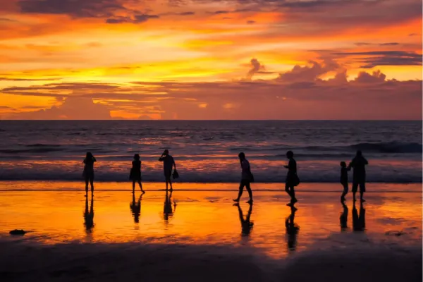 Tropische zonsondergang tijdens sunset cruise in Phuket