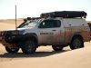 “4x4 Toyota Hilux Expedition Xtra Cab met daktent tijdens selfdrive door het woestijnlandschap van Namibië.”