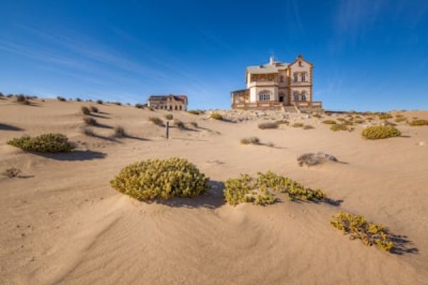 Kolmanskop - “Verlaten villa gevuld met zand in Kolmanskop – surrealistisch Namibië.”