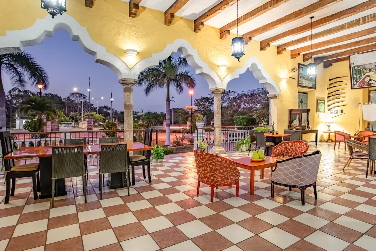 Ontbijt geserveerd op het terras van Hacienda Sánchez met tropische sfeer