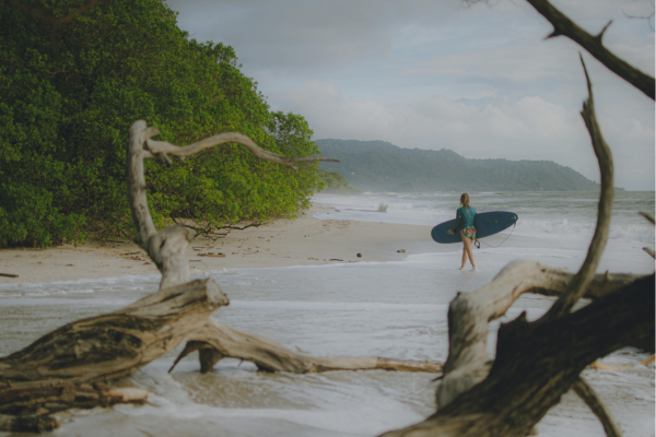 Surfers bij Tamarindo Beach aan de Pacifische kust van Costa Rica.