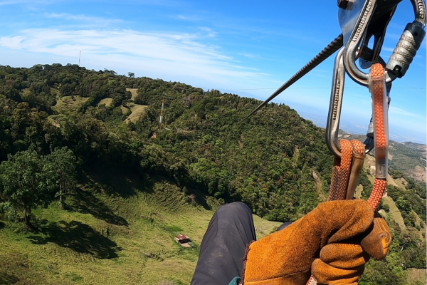 Ziplinen boven het nevelwoud van Monteverde tijdens een rondreis Costa Rica.