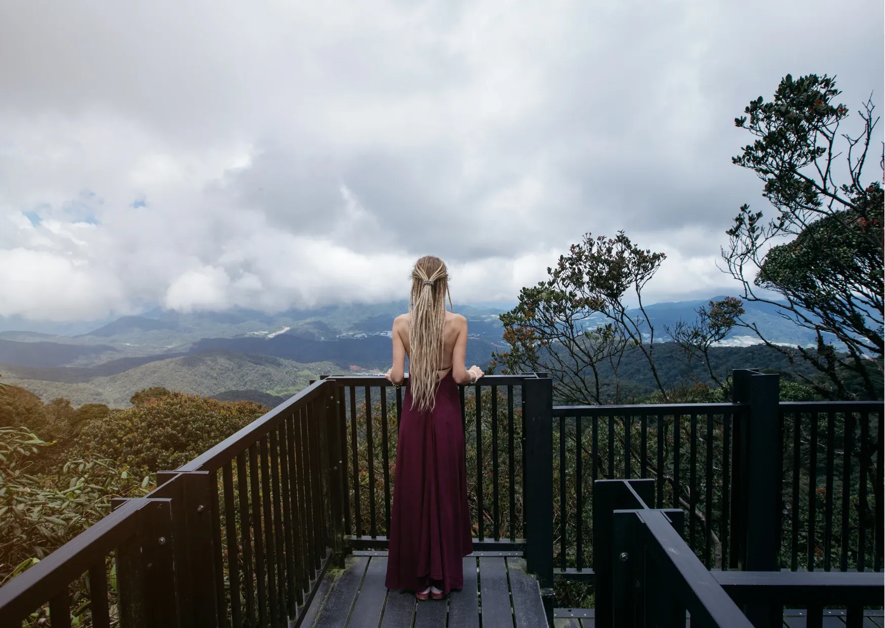 Reiziger kijkt vanaf een houten uitkijkplatform over de Cameron Highlands