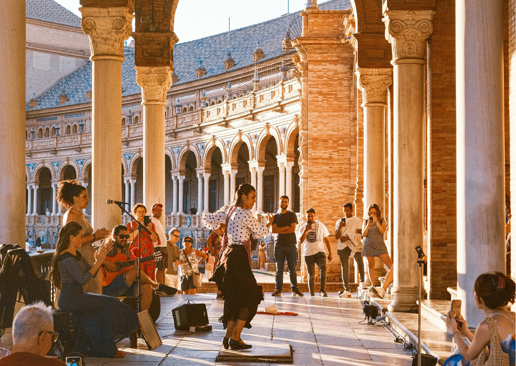 Avondsfeer in Sevilla met verlichte pleinen