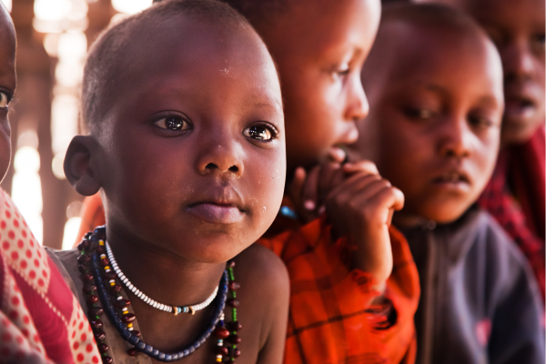 “Kinderen in Tanzania tijdens het dagelijks leven in een lokale gemeenschap, een warm en authentiek beeld van het land.”