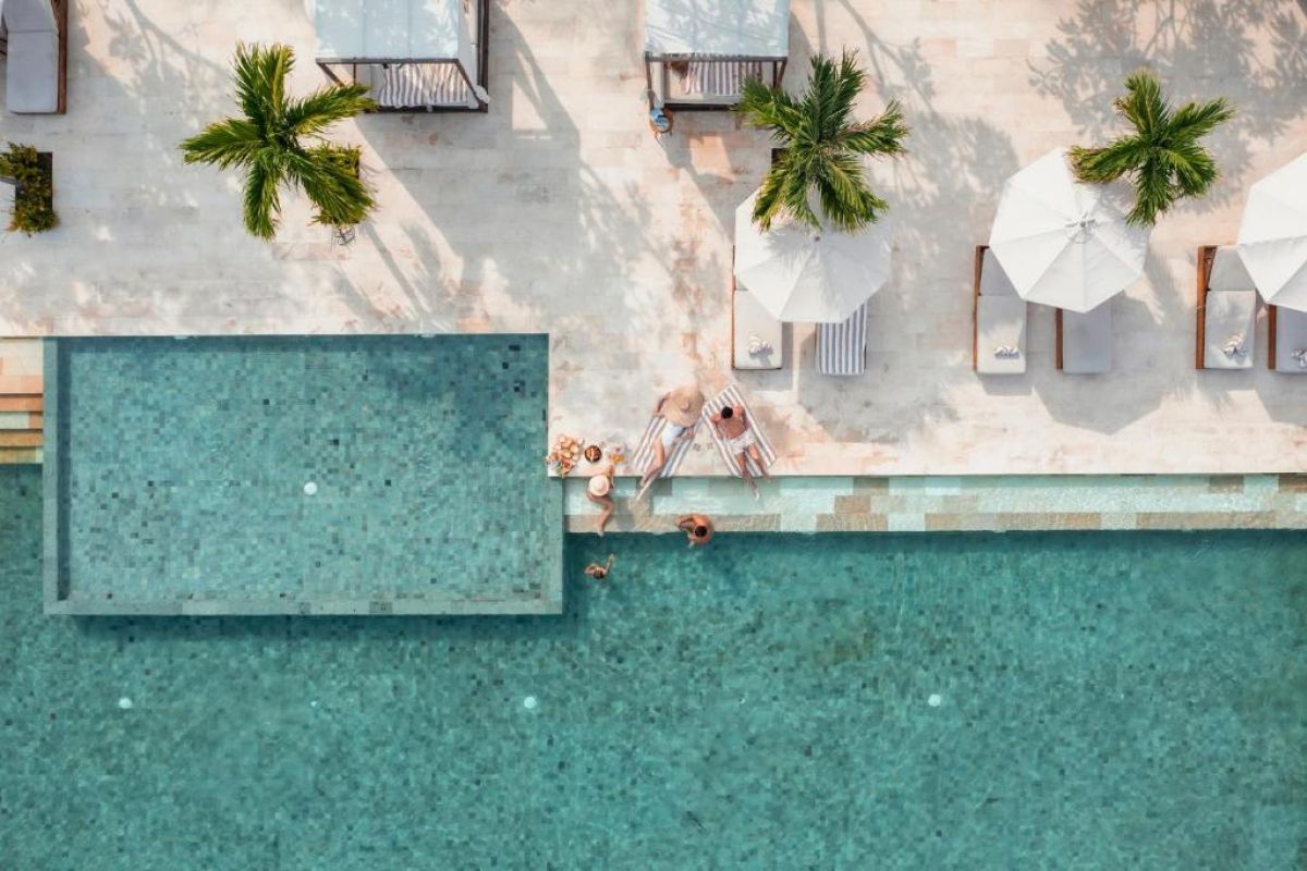 “Buitenzwembad met zonnedek bij Cocana Resort Gili Trawangan.”