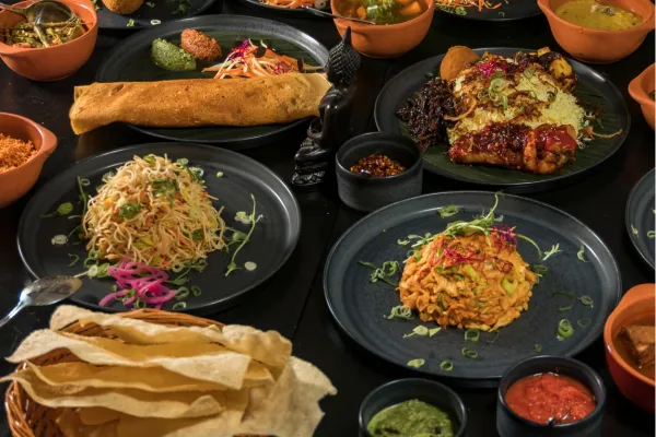 Traditionele Sri Lankaanse lunch met verschillende lokale gerechten