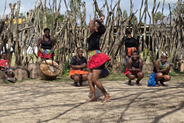 “Culture village tour in St. Lucia met kennismaking met Zulu-cultuur in Zuid-Afrika.”