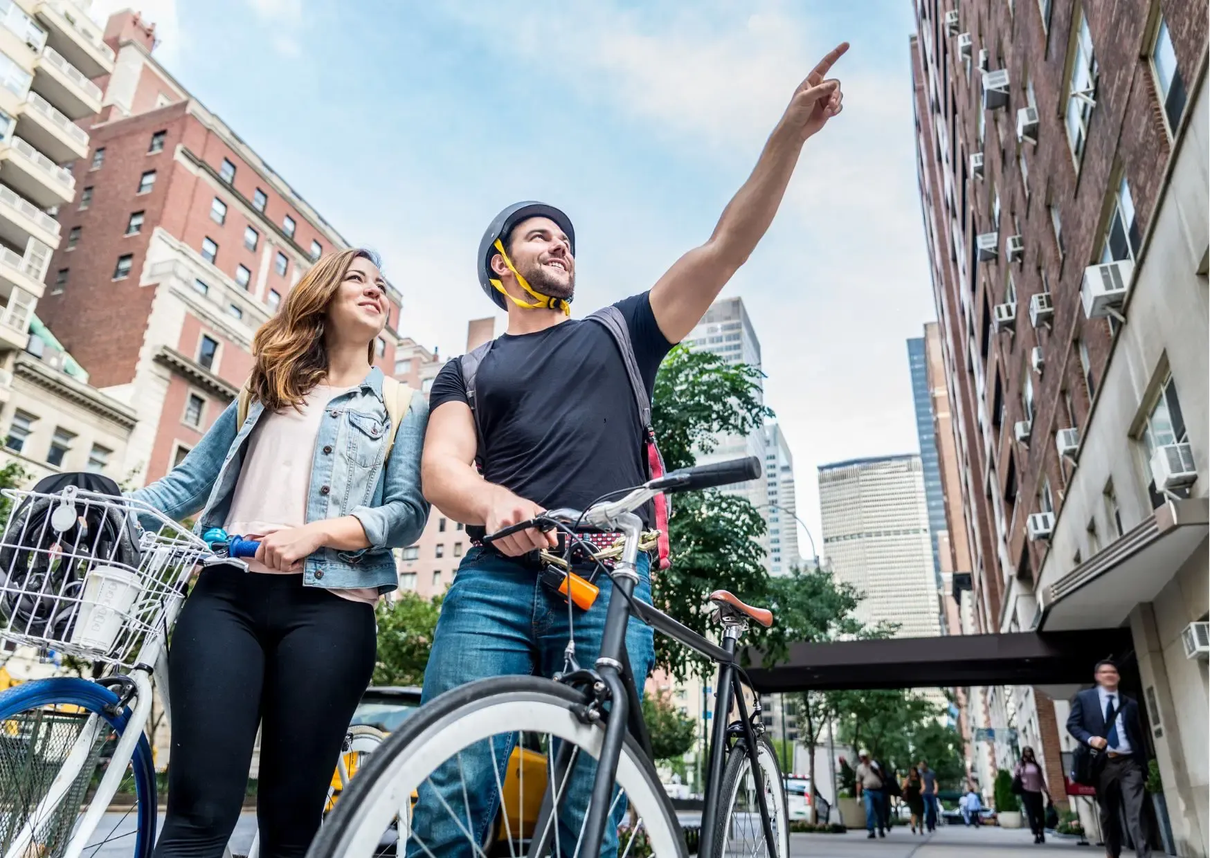 Fietsers ontdekken Manhattan in New York langs bekende bezienswaardigheden en stadsparken
